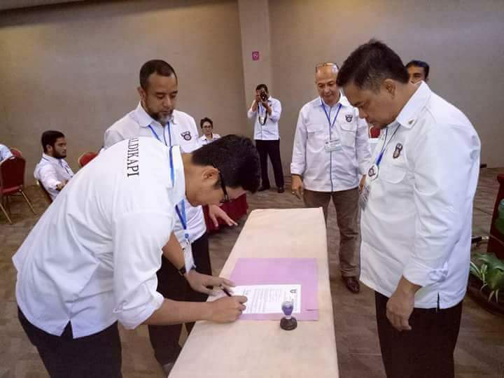 iwansunaryanto's tweet photo. Penandatanganan Sertijab Ketua Umum #ALDIKAPI dari Ketum lama @yadisyahid ke Ketum baru @guntur0178 utk masa jabatan 2018 s/d 2021. Semoga dengan Kolaborasi Mereka berdua di Kepengurusan yg Baru akan bertambah Solid dan juga mampu menjadi Mitra Pemerintah yg saling mengungungkan. https://t.co/gZGvfjRnEL