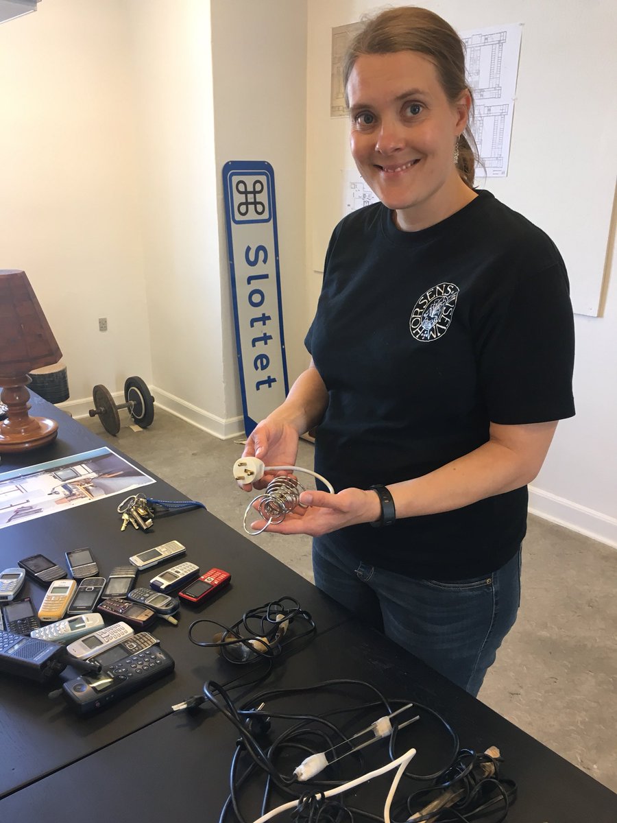 PrisonHorsens's tweet photo. I dag Museumsværksted med genstande som kan have betydning for indsattes psykiske velbefindende f.eks. illegale dyppekogere og mobiltelefoner fra Enner Mark Fængsel  - kom forbi og tal med Anne Katrine om samlingsarbejdet #psykiatri #dkmuseer https://t.co/h6m1lITMeh