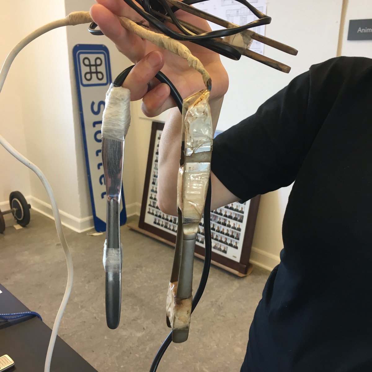 PrisonHorsens's tweet photo. I dag Museumsværksted med genstande som kan have betydning for indsattes psykiske velbefindende f.eks. illegale dyppekogere og mobiltelefoner fra Enner Mark Fængsel  - kom forbi og tal med Anne Katrine om samlingsarbejdet #psykiatri #dkmuseer https://t.co/h6m1lITMeh