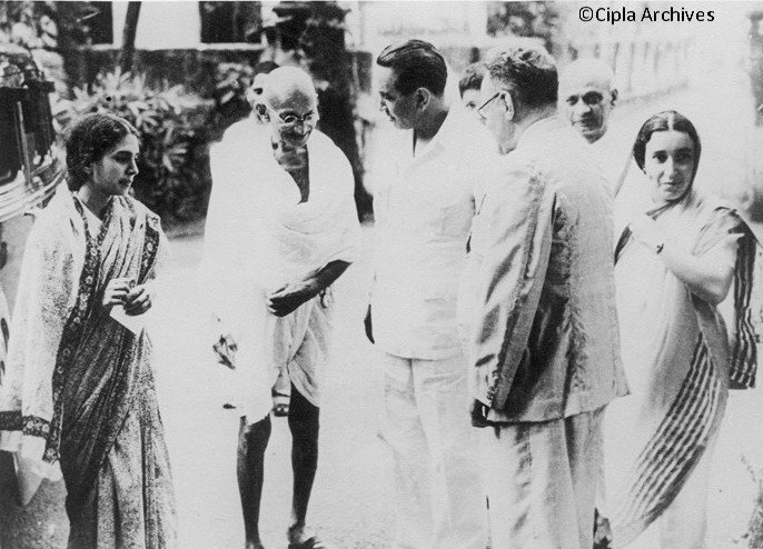 CiplaArchives's tweet photo. The visit of Mahatma Gandhi on 4th July 1939 was a historic moment for @Cipla_Global. His comments in our visitors' book are immortalized in this sculpture that adorns many Cipla offices & serves as a constant source of inspiration for us. #ArchivesMemory #Heritage #IAD18 https://t.co/4091T7mZgt
