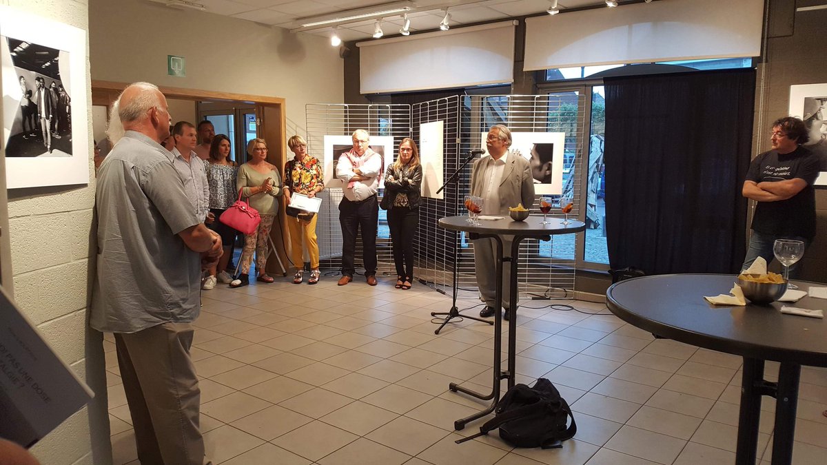 andreflahaut's tweet photo. Hier soir, vernissage de la très belle #exposition «Visages, Voyages» organisée par L'Hirondelle @asbl_l à #Perwez #BW. Superbes #photos de #réfugiés réalisées par dix étudiants de la section #reportage de l’#ILFoP de #Namur. Merci à toutes et tous pour ce magnifique événement!! https://t.co/JbfP41jTgD