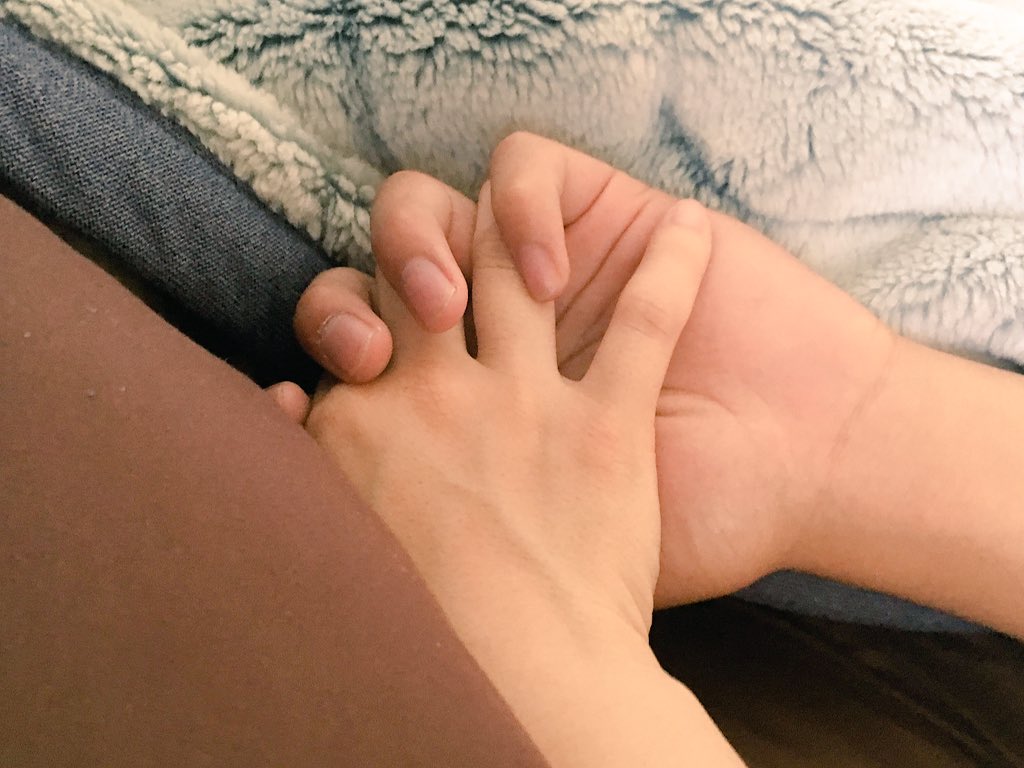 hanachan522's tweet photo. 握ったまま寝るかわいい😊
(すぐ離したけどね) https://t.co/zexBOnDv4f