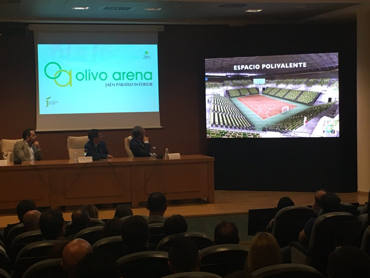 AmazingJaen's tweet photo. Montaje de pantalla led de gran formato para la presentación del Olivo Arena. https://t.co/N38BOfZ5Yp