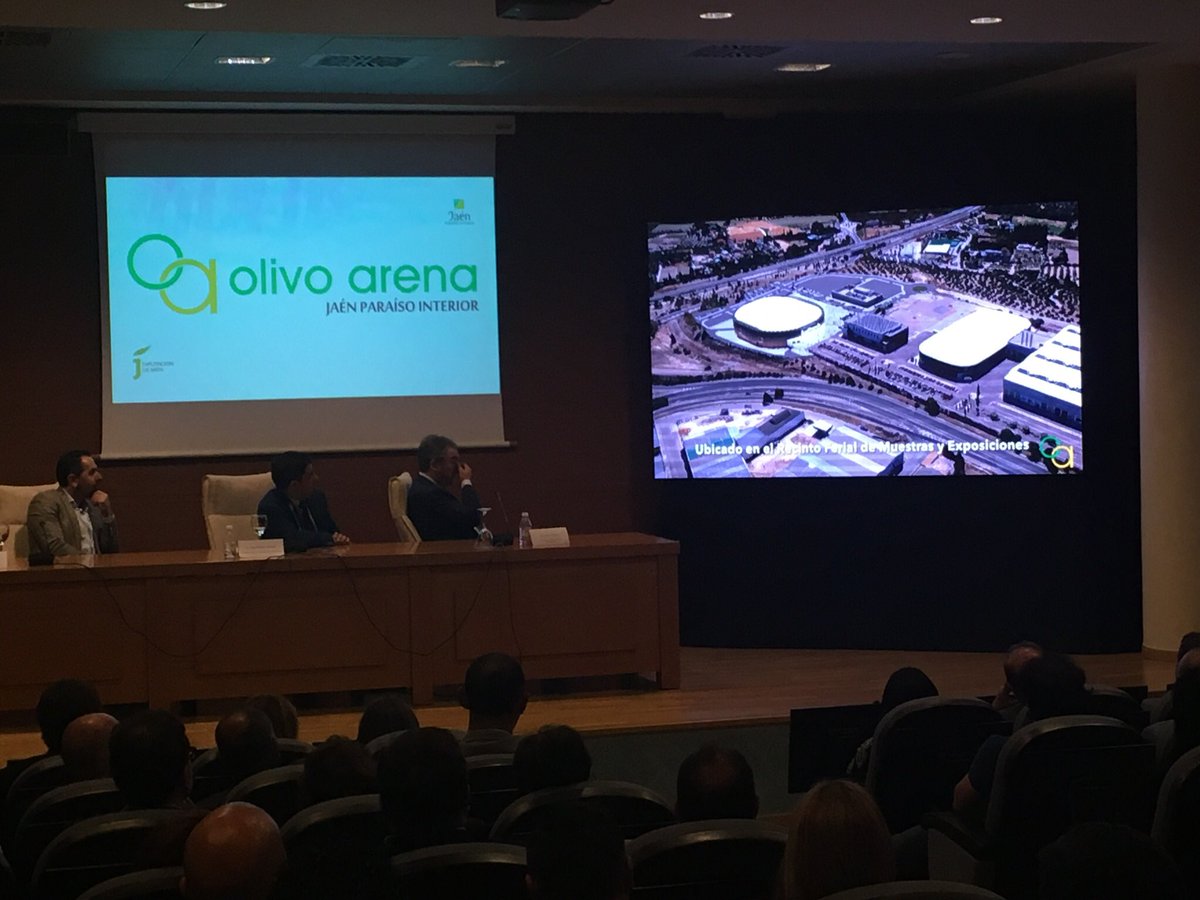 AmazingJaen's tweet photo. Montaje de pantalla led de gran formato para la presentación del Olivo Arena. https://t.co/N38BOfZ5Yp