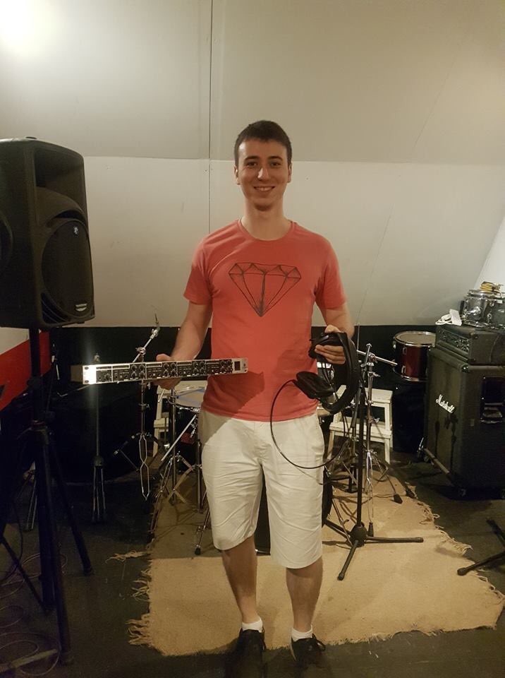 BonaFideStudio's tweet photo. Say hello to Cedric, our new #intern from #Canada who joined our #bonafide team this week.
#TeachingStudio #SoundEngineerOnTraining #StudioFlow
02088839641 https://t.co/w9kt3zhh78