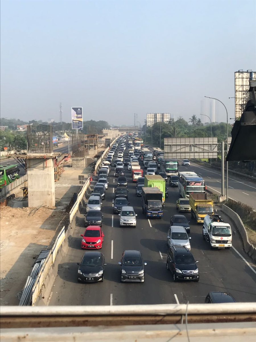 Pukul 08.35 wib .

H-6 arus mudik 2018 kondisi arus lalu lintas di tol Jakarta-Cikampek, mulai terlihat mengalami kepadatan di KM 31 sampai Km 38 dari para pemudik yang akan pulang ke kampung halamannya masing-masing. 

#KabarMudiktvOne #MudikSerutvOne