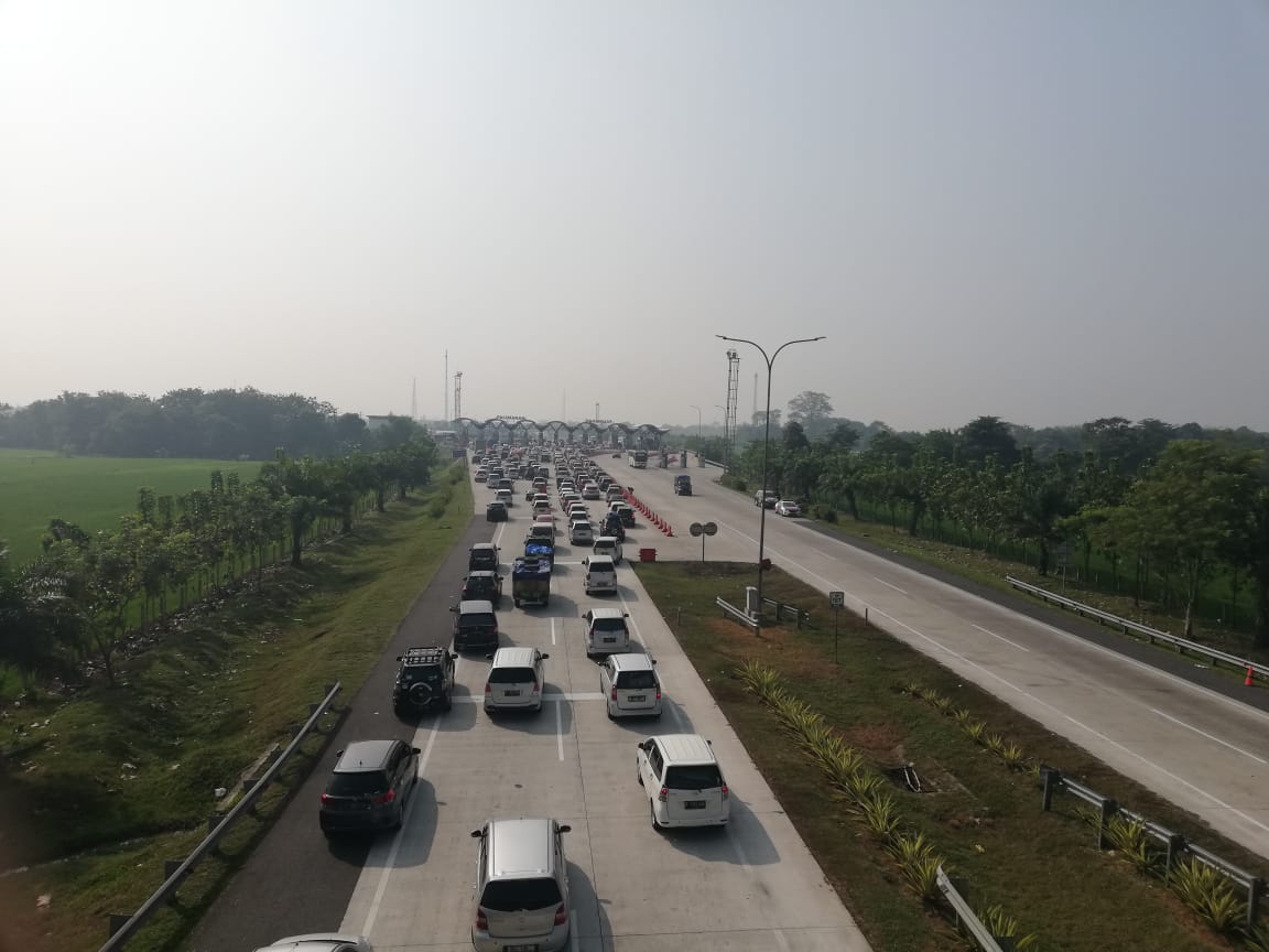 Pukul 10.12 wib. Kondisi terbaru di gerbang tol Palimanan arah Cirebon dan Kanci. Kondisi padat merayap. 

#KabarMudiktvOne #MudikSerutvOne
