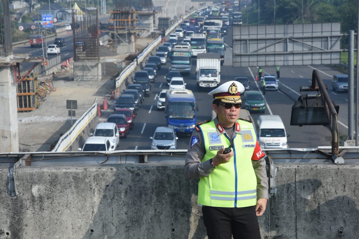 Pukul 8.30 wib Kakorlantas <a href="/RoykeLumowa/">Royke Lumowa</a> memantau kondisi kepadatan arus mudik di tol Cikampek. Kondisi kepadatan saat ini padat namun mulai terurai berkat co tea flow. #KabarMudiktvOne #MudikSerutvOne
