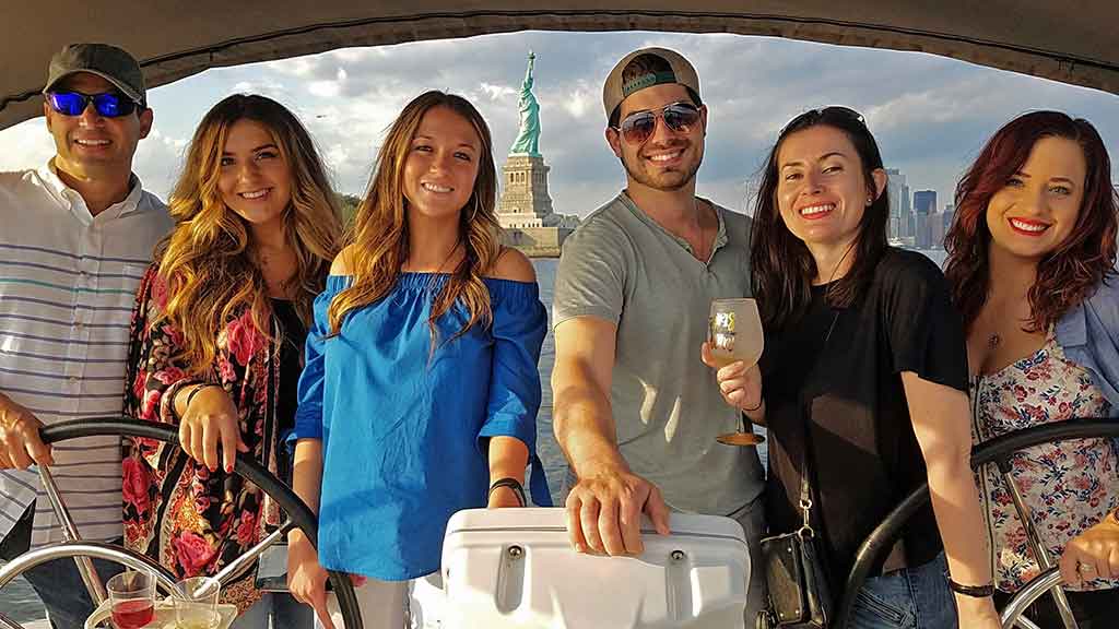 sailnyccom's tweet photo. Bring the crew sailing #SAIL #NYC   #StatueOfLiberty   #MANHATTAN  #SAILING   #JerseyCity #Hoboken #Brooklyn  #companyparty #SAILNYC #LIBERTY #LSP  https://t.co/tYHvJBs7iQ https://t.co/DEt4PgdR6Y