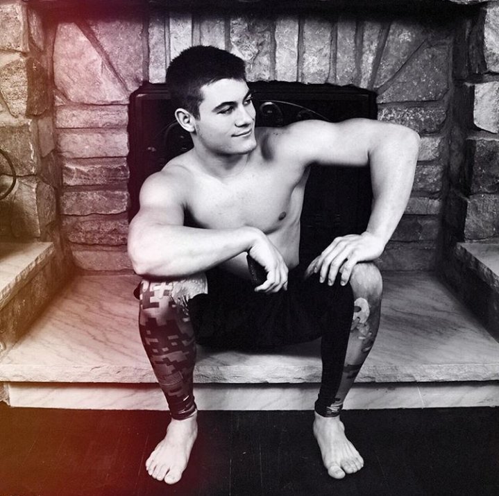 ❛ You got a set of lips to talk shit? You better have hands to back it up. ❜

··· ➣ college junior.
··· ➣ wrestler / fighter.
··· ➣ multi-para writer.
··· ➣ mv / ms
··· ➣ closeted gay.
··· ➣ (n)sfw cont.
··· ➣ dms are open to any and all.

rt / like, please?