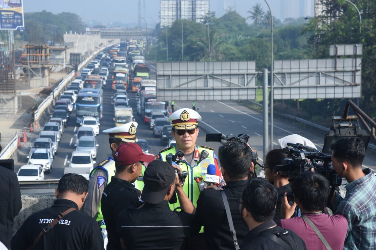 Kakorlantas <a href="/RoykeLumowa/">Royke Lumowa</a> Di exit tol Cibatu : 

"Ada peningkatan 18% Hari ini prediksi 99.000 kendaraan. Hari ini prediksi puncak arus mudik 2018. Sudah terjadi antrian sejak tadi pagi, tadi malam jam 10-12. Lalu surut lagi dan naek jam 3."

#KabarMudiktvOne #MudikSerutvOne