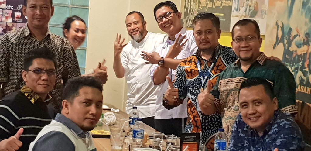iwansunaryanto's tweet photo. Buka puasa bersama dengan pengurus Asosiasi Lembaga Pendidkan &amp; Pelatihan Penerbangan Indonesia #ALDIKAPI di salah satu Restaurant di Bandung. https://t.co/UgVTUNAE8O