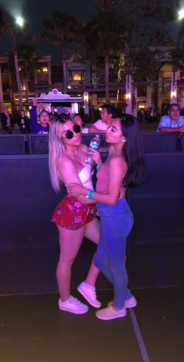 suckafreecece's tweet image. #MeetMarshmello #GradBash