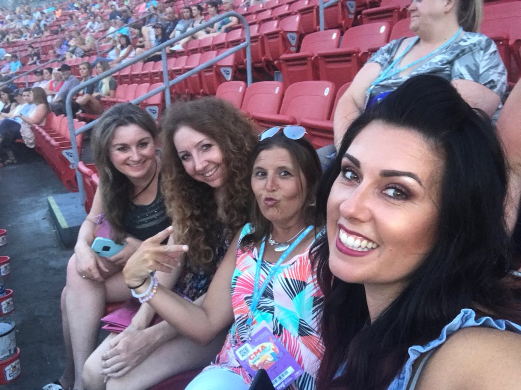 OceanLover519's tweet photo. Having a blast at CMA Fest 2018!!! #cmafest #cmaawards18 https://t.co/zw9EQXmbI9