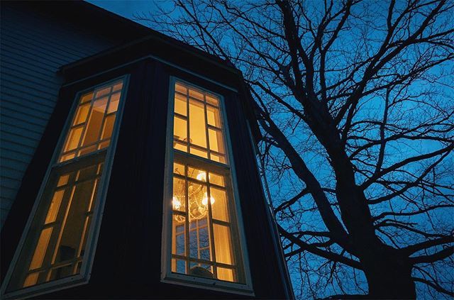 Boscowen Inn before the leaves.  #Lunenburg #BlueHour ift.tt/2JnXu6o