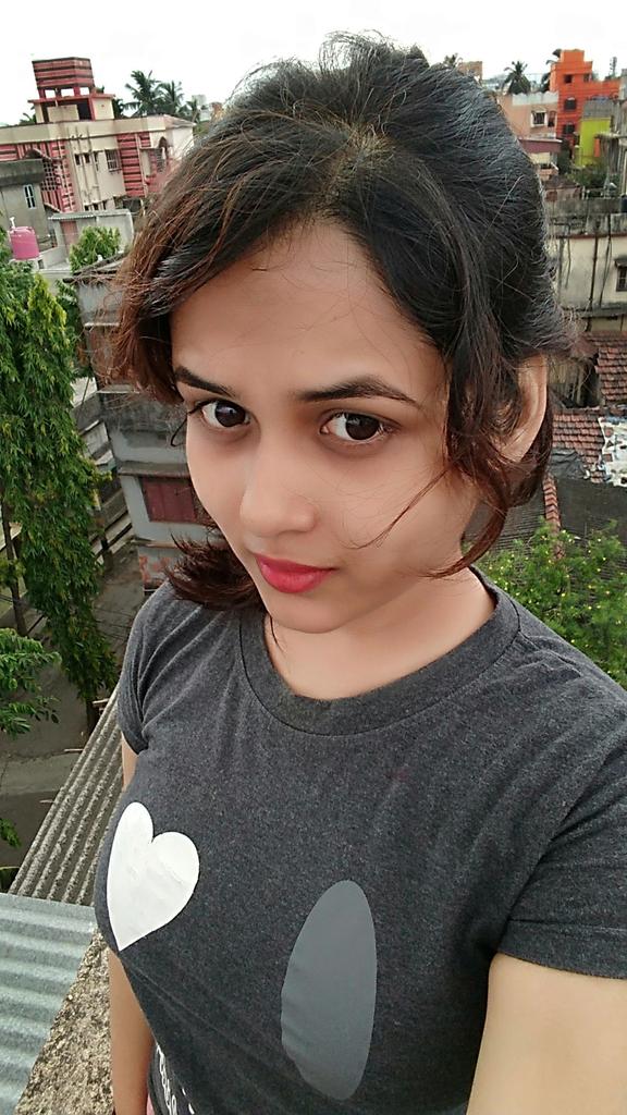 Manisha_Kolkata's tweet photo. #BeautyBlogger #fashionblogger #dailylook #dailyposts #fashionista #ootdfashion #ootd #outfitoftheday #outfitideas #outfitinspiration #fashioninfluencer #hairfashion #hairstyles #redlipstick #naturalmakeup #look #xoxo #styleblogger #closetjunkie #oldtshirt #terracehouse #terrace https://t.co/ZWhnNWuxH2