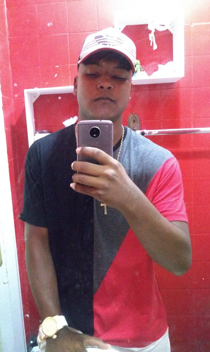 MichelBarreto07's tweet photo. Então vms que hj a noite é uma criança rs
#Pedreirou 🍻🍻🍻🍻
#QueSeFodamOsVizinhos 
#Sarradeira
#PedreiraPedreira🎶🕺
#SextaDetremuraSDV https://t.co/KMFCI44GBH