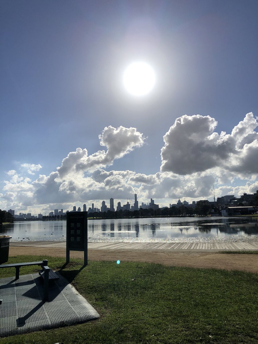 edmotious's tweet photo. @Melbourne turning up the goods on this #wintersday #albertparklake #albertpark #nofilter https://t.co/87f6WTH43n