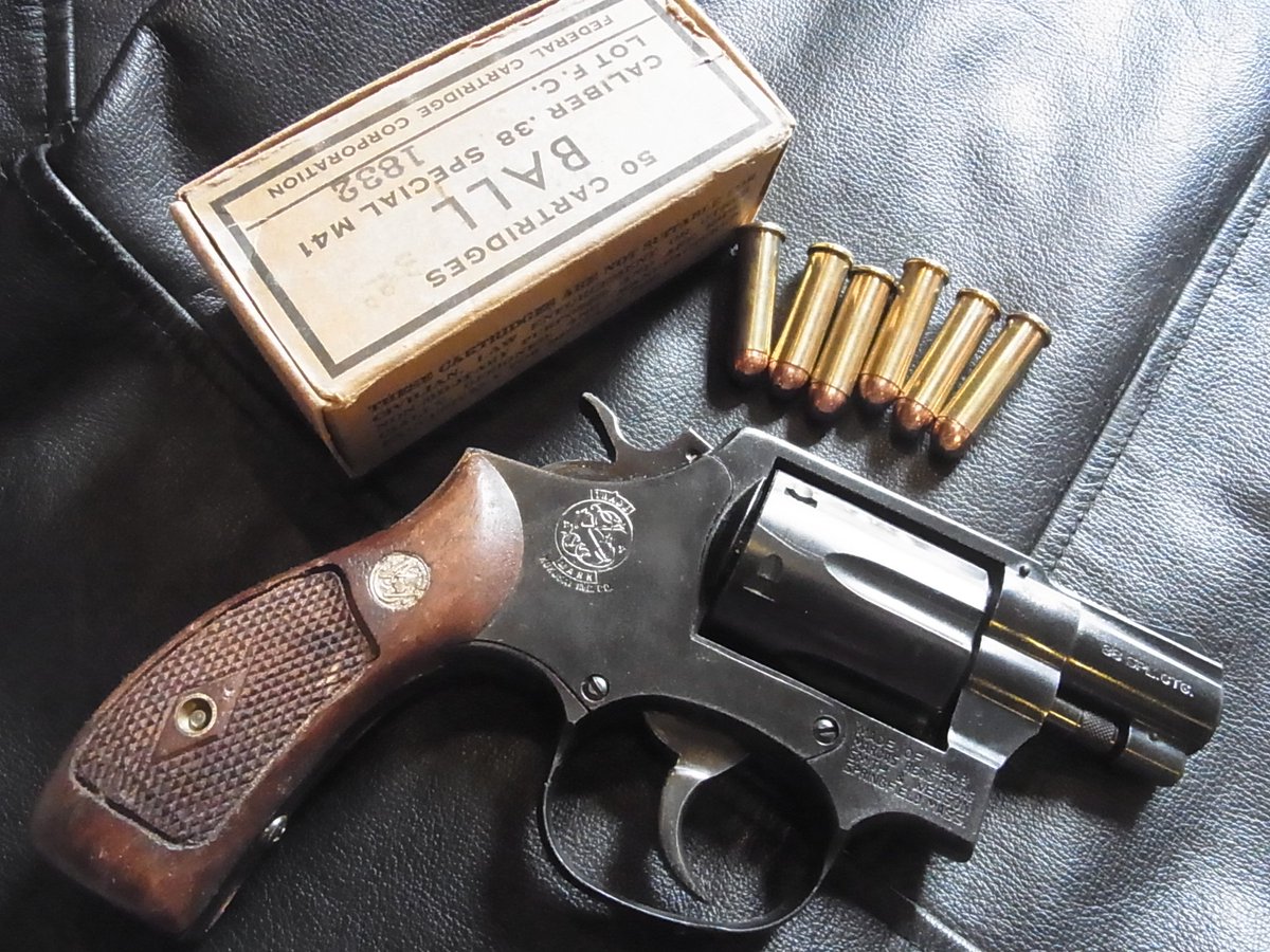 M2 Ball S W M19は 38スペシャル弾と 357マグナム弾が使えるので 正解です