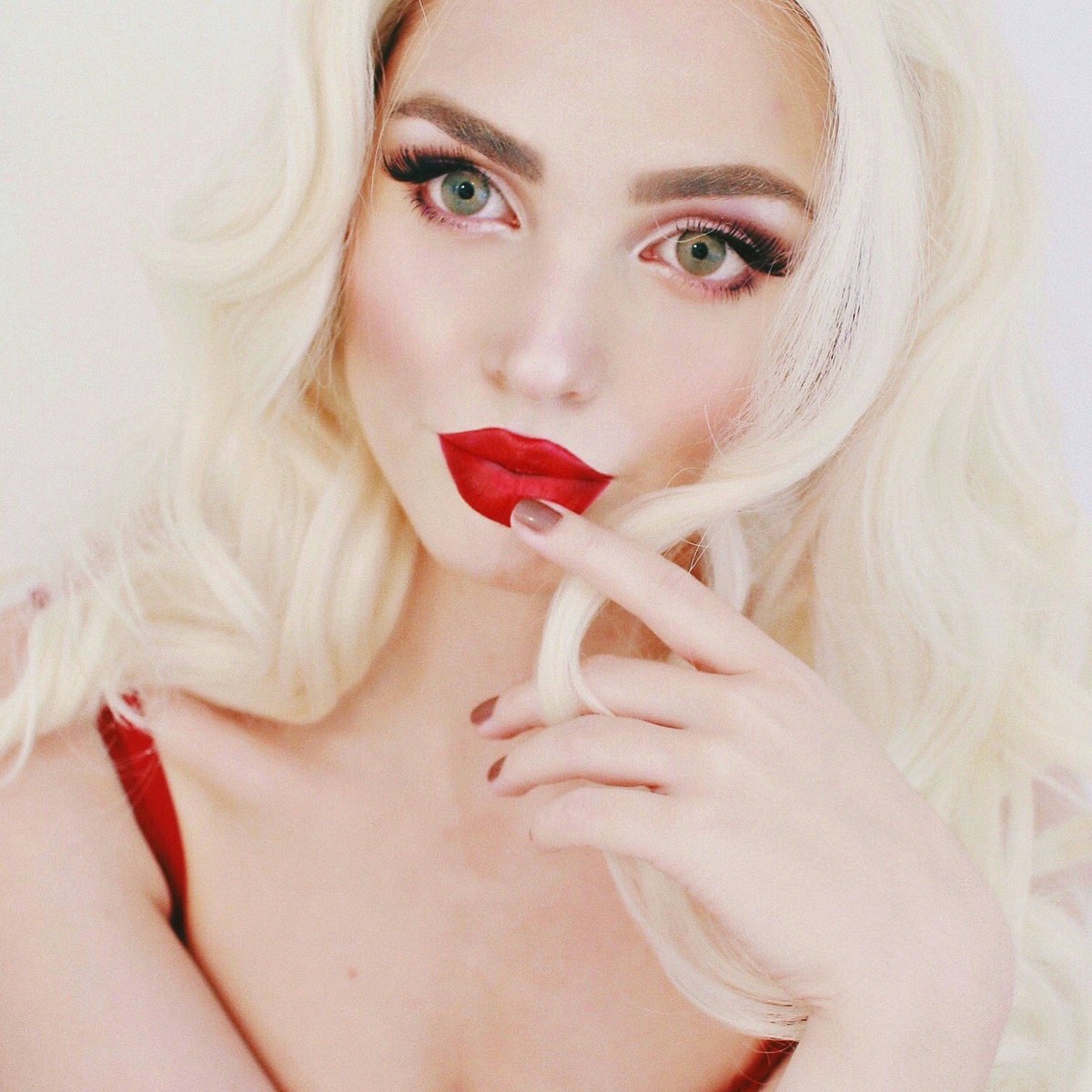 Editing together my glam @DoveCameron transformation tutorial💄💋 love Dove in a red lip! #hollywoodglam