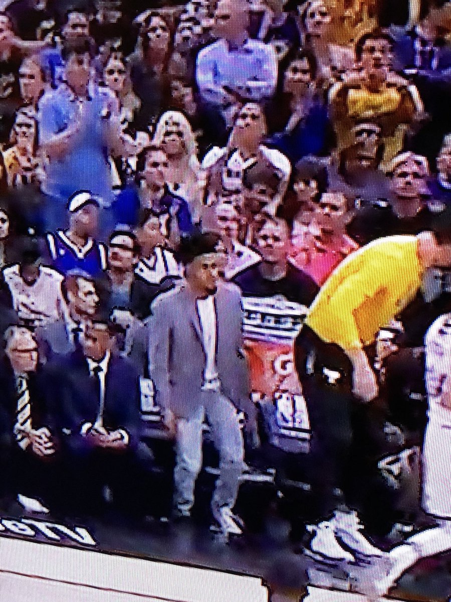 Ayy_JayyJayy's tweet photo. Quinn Cook 😂😂😂 bro was in a suit the whole game. Realized they was bout to win and went full uniform for the after game pics 😭😭😭 https://t.co/a3iaE8DaK4