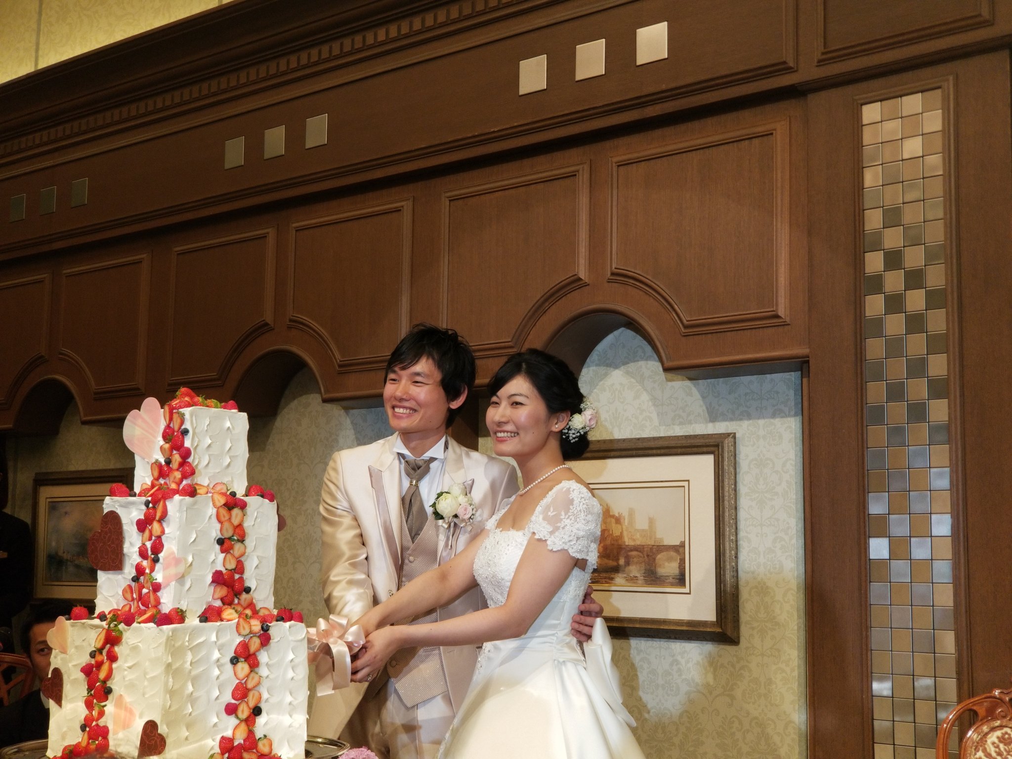 内田樹 やなみーの結婚式 に来ました たかみーが挙式遅れてびっくりしました 千里中央じゃなくて北千里に行ってしまったのです Tot ブーケトスのあとに新郎のドールトスがあり ファースト バイトの後に両親にケーキを食べさせるサンクスバイトがあり