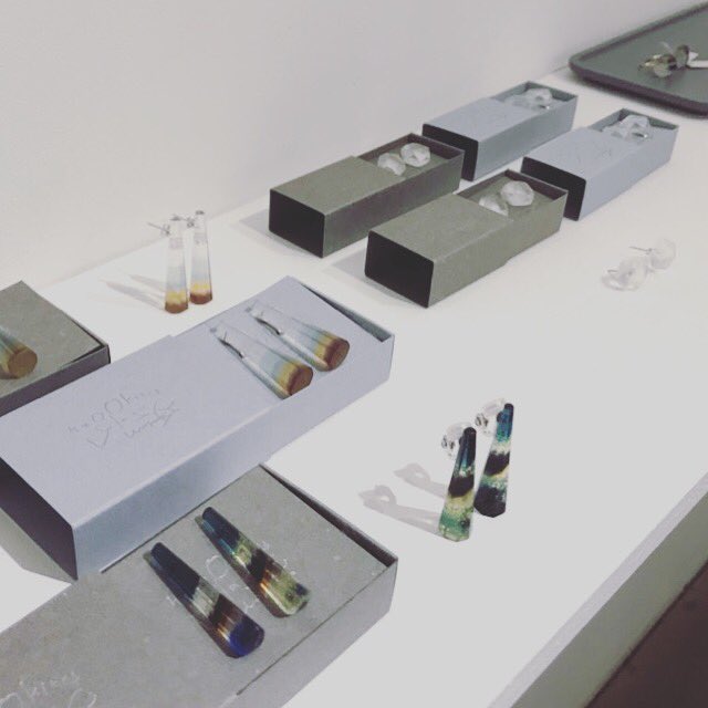 沖田さんの展示2日目。アクセサリーも人気です。#沖田奈央#ガラス#硝子企画舎#プリズムプラス#アクセサリー#うつわ#器