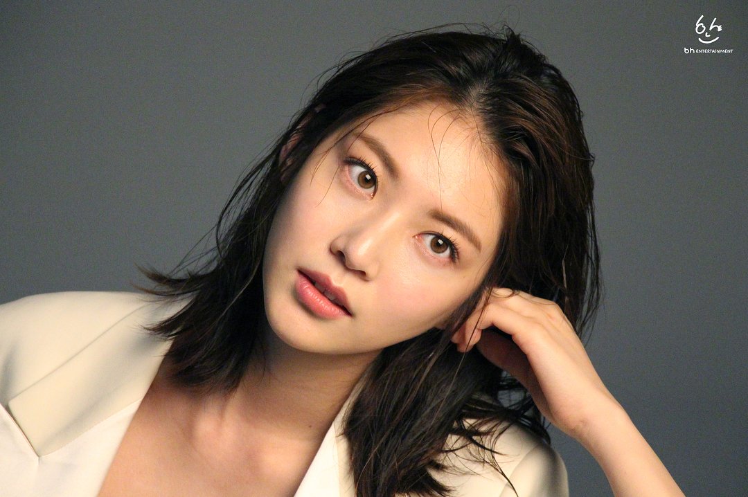 PHOTO bhent_official update with Gong Seung Yeon's behind the scene of...