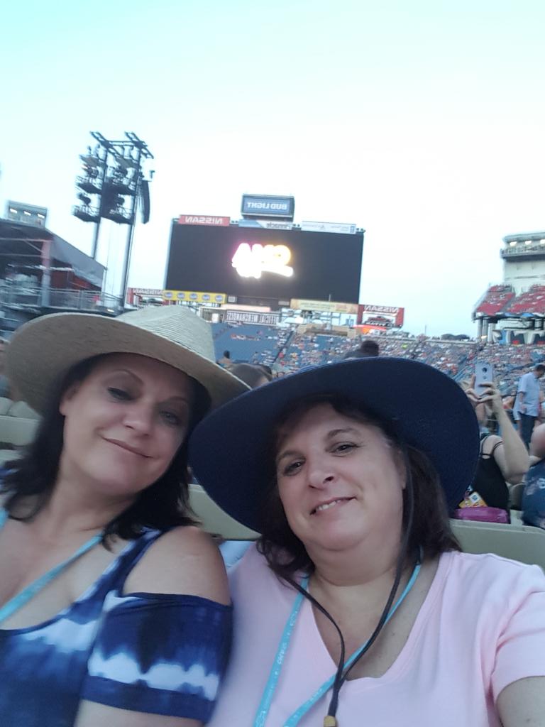 sherikg's tweet photo. #CMAFest day 2.  Still excited!!   Whoot whoot @blakeshelton @lukecombs @jakeowen heck e everyone. @PickersVodka  #porchpicker. ❤❤ https://t.co/eKzqdUPhHr