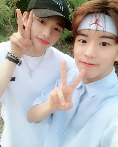 180608 a seungjin date that we deservE ; blessing us for an hour, 9 minutes and 23 seconds  http://www.vlive.tv/video/74863?channelCode=D7A4F1