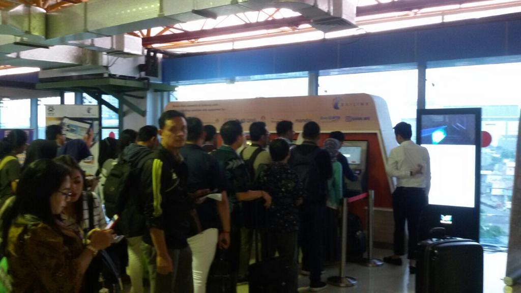 KAIBandara's tweet photo. Geliat pemudik sudah mulai terasa di Stasiun #KABandara sejak Jumat (8/6). Tercatat lonjakan penumpang #KABandaraSoetta mencapai 5000 penumpang per hari. https://t.co/SPJgIfiaqI
