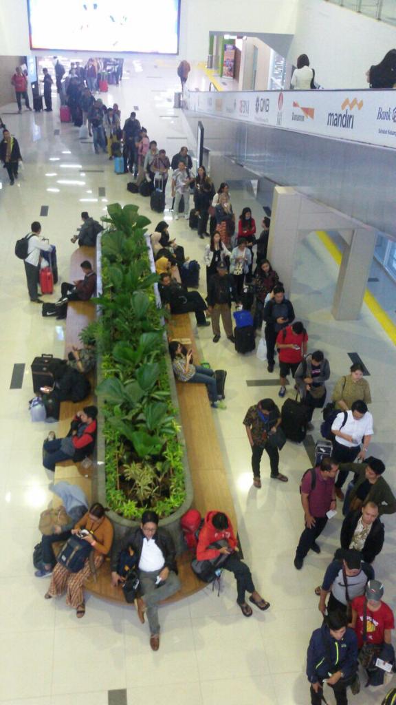 KAIBandara's tweet photo. Travellers yang ingin menaiki #KABandaraSoetta saat periode libur lebaran 2018, kami sarankan untuk membeli tiket via online atau datang lebih awal untuk mengantisipasi antrian di vending machine di Stasiun #KABandara. https://t.co/Mriat0g0X1