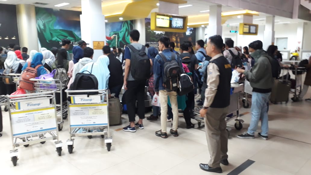 BPPMHKPJambi's tweet photo. #08Juni |Pengawasan d terminal kedatangan garuda GA 128
@HumasBKIPM
@desam1987
@IndonesiaGaruda https://t.co/oyTNdS2GP9
