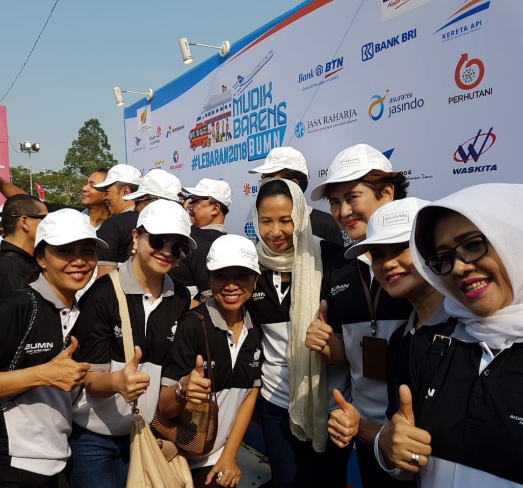 DevySuradji's tweet photo. This amazing lady celebrate turning 60 thru her work with millions people she serve & us, making #workwithfamily & #workwithfriend more meaning. Happy Birthday of Love ❤ Ibu Rini Soemarno-Minister😄- Leader☺- Mother😍
#mudikbarengbumn #bumnhadiruntuknegeri #banggamelayanibangsa https://t.co/JXQsiviBI3