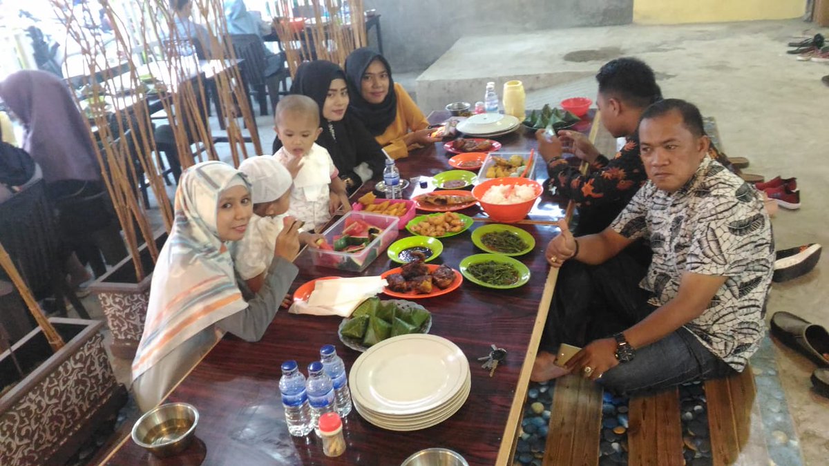 BPPMHKPJambi's tweet photo. #08Juni | Menjalin kebersamaan dan kekompakan anggota keluarga petugas di Wilker @BKIPMTungkal saat acara buka puasa bersama
@HumasBKIPM
@deenamora https://t.co/mRBvexcSie