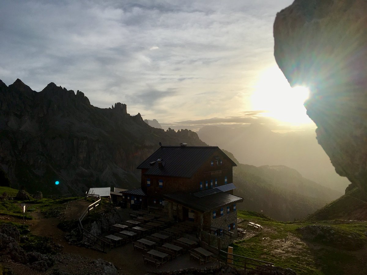 Pausa dalla #pioggia oggi è #respiri ad ampi polmoni durante quest’alba di #oggi #9giugno <a href="/3BMeteo/">3B Meteo</a> <a href="/DolomitiMeteo/">Dolomiti Meteo</a> <a href="/TrentinoWow/">TrentinoWow</a>