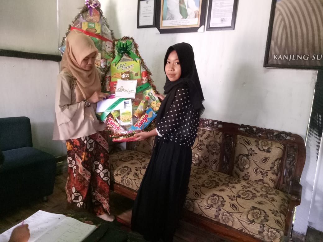 BPPMHKPJambi's tweet photo. #08Juni |Menyalurkan bingkisan dan voucher paket lebaran dari @MandiriSyariah Jambi ke Panti Asuhan Almahri Bina Insan Jambi oleh @BKIPMJambi
@HumasBKIPM
@desam1987 https://t.co/IQ7gZk7krc