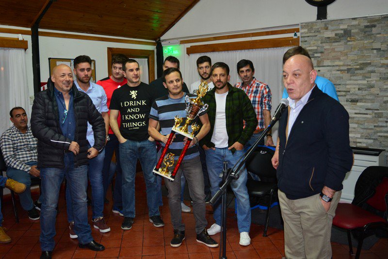 HugoRomeroTDF's tweet photo. Compartiendo la cena agasajo para la premiación del XXII Torneo de Profesionales de nuestra Ciudad, realizado con el apoyo de @UshuaiaMuni y el Instituto Municipal del Deporte ⚽✌🇦🇷 donde abogados, ingenieros, odontologos y arquitectos demostraron una gran camaradería. https://t.co/f1SWVCpTGJ