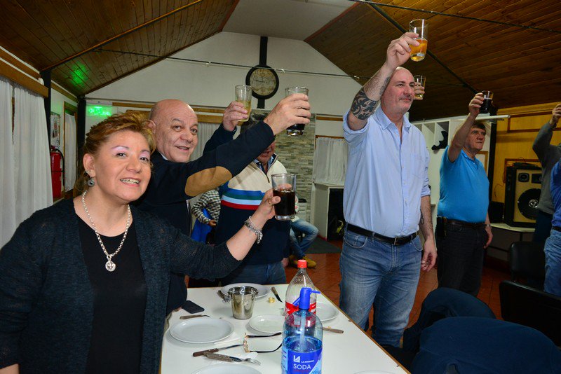 HugoRomeroTDF's tweet photo. Compartiendo la cena agasajo para la premiación del XXII Torneo de Profesionales de nuestra Ciudad, realizado con el apoyo de @UshuaiaMuni y el Instituto Municipal del Deporte ⚽✌🇦🇷 donde abogados, ingenieros, odontologos y arquitectos demostraron una gran camaradería. https://t.co/f1SWVCpTGJ