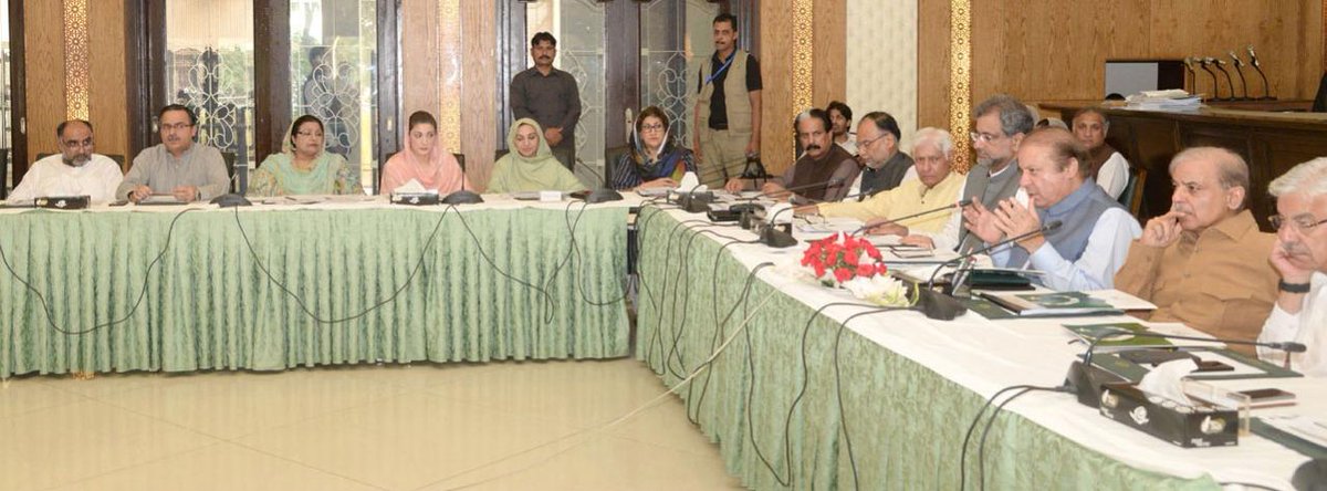 PMLNPunjabPk's tweet photo. دونوں تصاویر میں الیکشن میں پارٹی ٹکٹ کا فیصلہ کیا جا رہا ہے....
مگر بادشاہت صرف مسلم لیگ (ن) میں ہے... https://t.co/kUX4t2dfeu