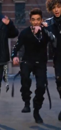 lucy_li_2000's tweet photo. Letโs be honest, the focus in this scene is on the two swinging straps on Danielโs pants @SeaveyDaniel #HookedVideo https://t.co/R60GccDnaF