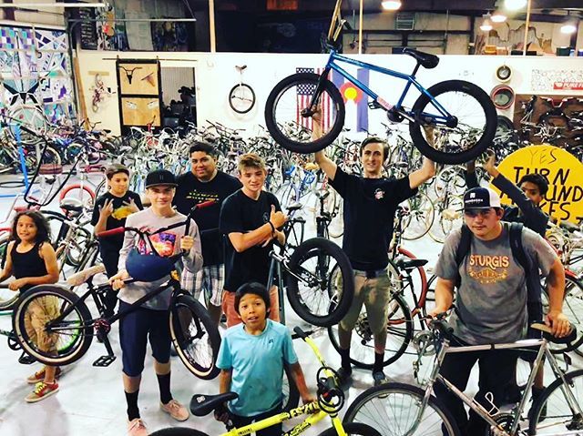 The crew 🤘The fam 👍
.
.
. .
#empoweringyouth #bmxlife #bmxonly #communityunity #greeleyunexpected #greeley #communitybikeshop #teenmechanicprogram #turnaroundbikes #hip #justbikeit #bikelife #bmx #sendit #bikepower #powertothepedal #ridebikes #helpin… ift.tt/2Jtpe5g