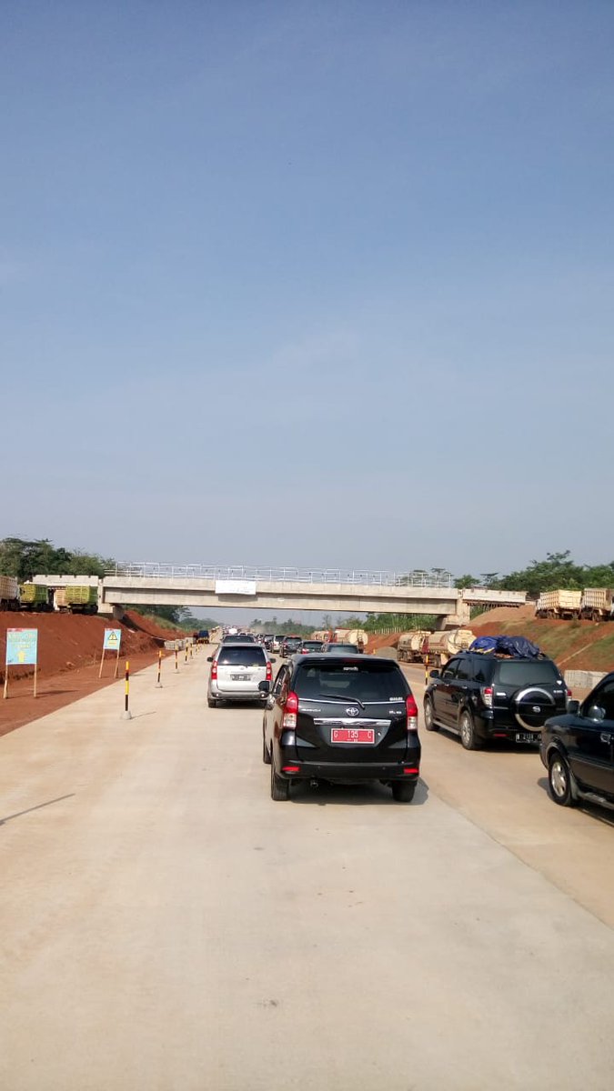 Km 380 arah Gringsing padat merayap . #KabarMudiktvOne #MudikSerutvOne