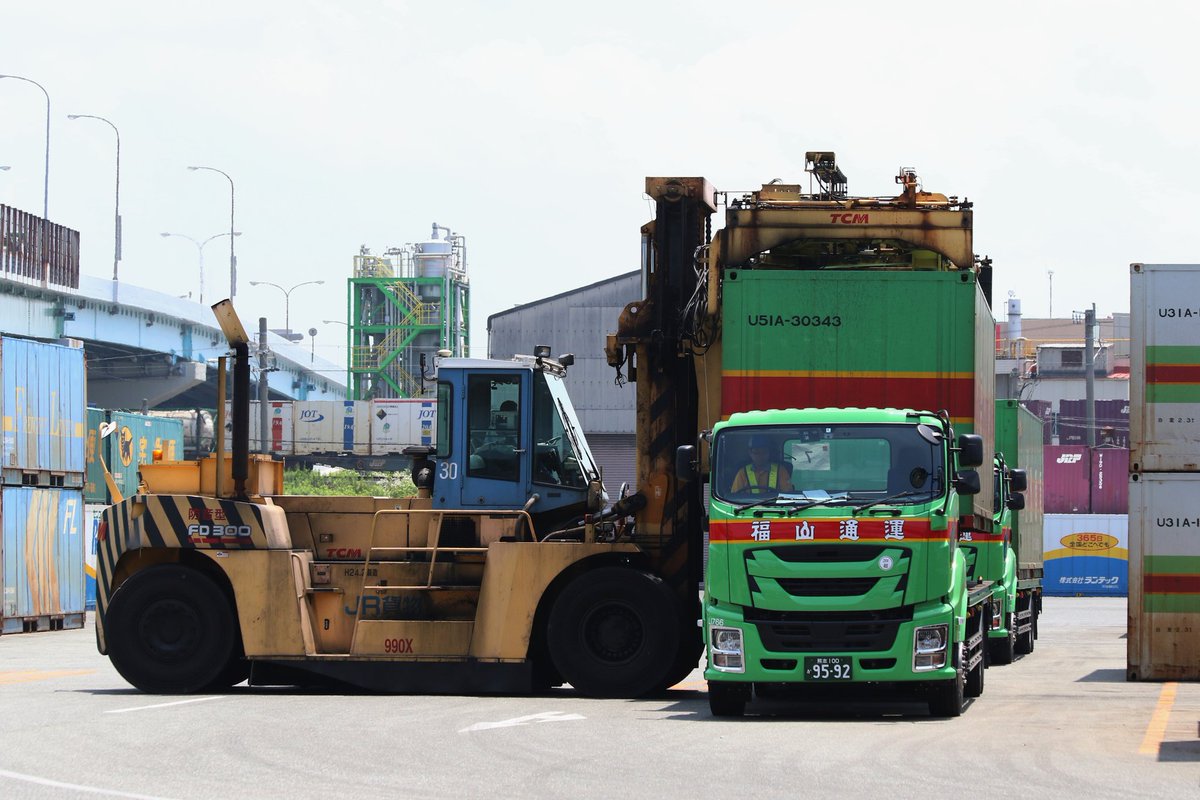 Kamotudaisuki Twitterren お昼近くになると九州各県から福山通運の新型ギガが集まり始めます 名古屋 福岡間の福山レールexpが運行を開始して１年経ちますが いつ見ても福山通運のレールexp専用新型ギガのキャビンはキレイですね 頻繁に洗車をしているのではない