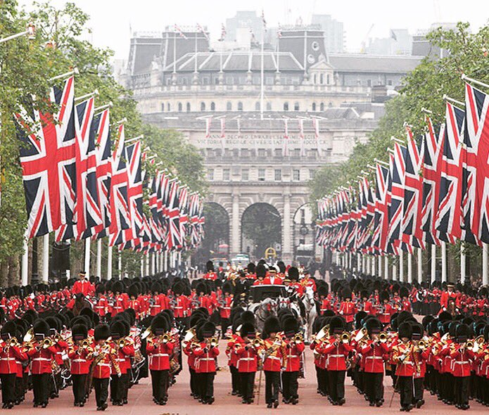 Keep an eye out for me and The Queen on @BBCOne Today 🇬🇧🇬🇧🇬🇧 #TroopingtheColour #thequeensbdayparade #London #soldiersonparade #warhorse #thequeen #horseguardsparade