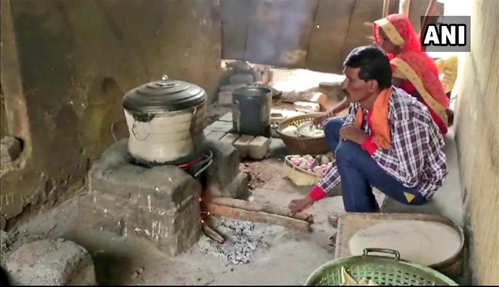 Balmukund Paikra, son of a govt school's cook in Jashpur,Chhattisgarh scored 90% in JEE Mains after studying in District Administration-run Sankalp Shikshan Sansthan; says, 'the teachers are very good here. I learnt a lot here. I want to become an engineer now' #ChhattisgarhPride