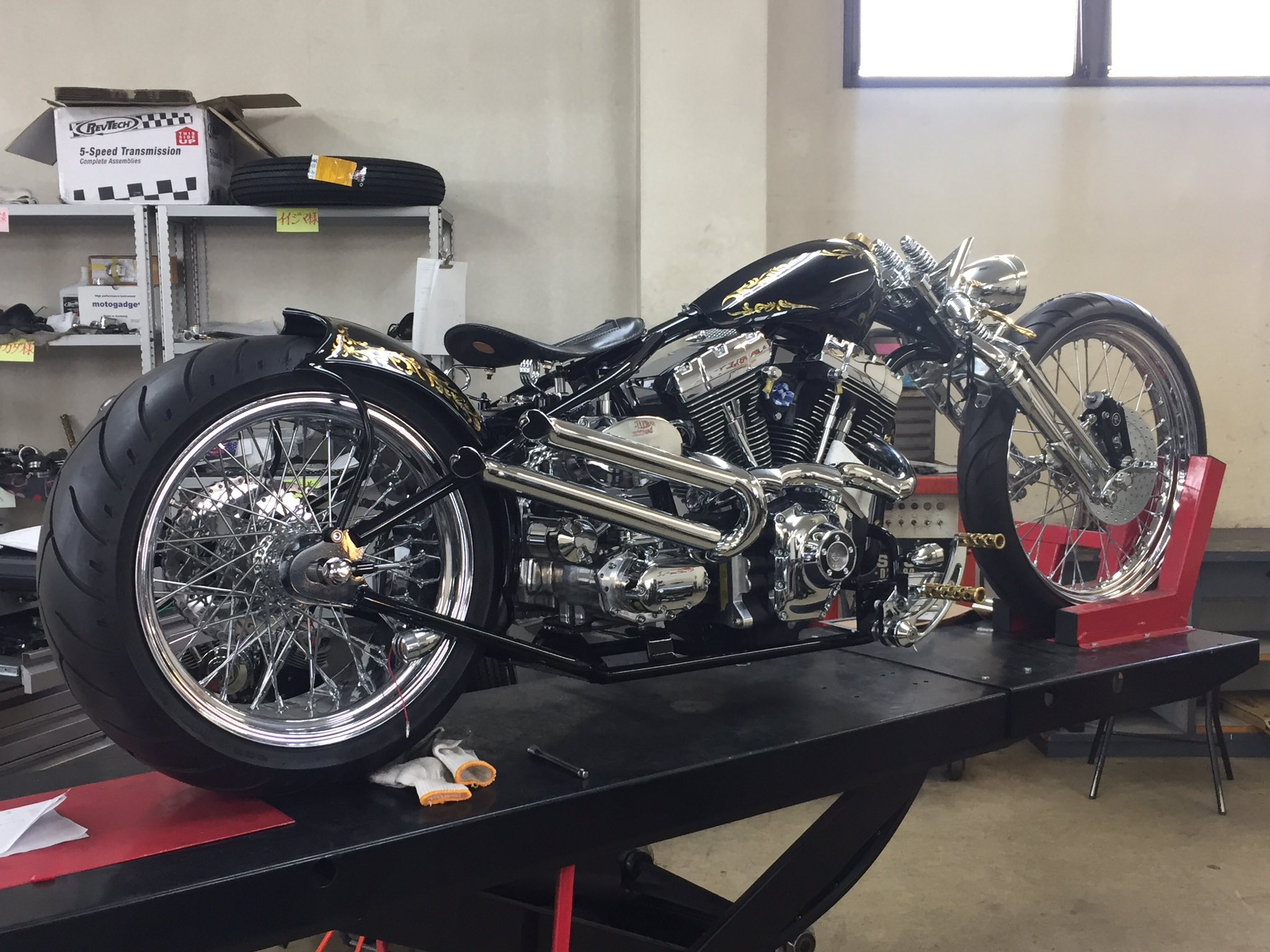 Silver Shop Ginzo Yoshinori Komiyama 本日はroshカスタム キーのお取り扱いの決まった遠藤自動車さんへ 名前は自動車ですがハーレーカスタムショップです 展示会にも出すハーレーは圧巻 他にもかっこいいハーレーがいっぱい ごちそう様です
