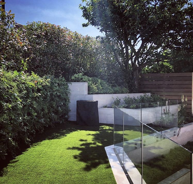 What does your weekend nook look like? We think this geometric yet eclectic space by <a href="/AzaleaDesign/">Alexandra Froggatt</a> is a pretty good place to start! #livingwall #easiwall