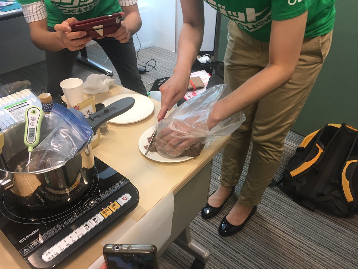 sacocho's tweet image. ローストビーフ×IOT、懇談会中肉から電話がきて集まる人々。
#digithack