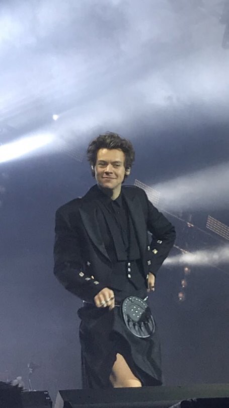 HTourSuits's tweet photo. Harry Styles // Live On Tour Night 20 // Glasgow, UK 14.04.18 https://t.co/9jaOVY8vqW